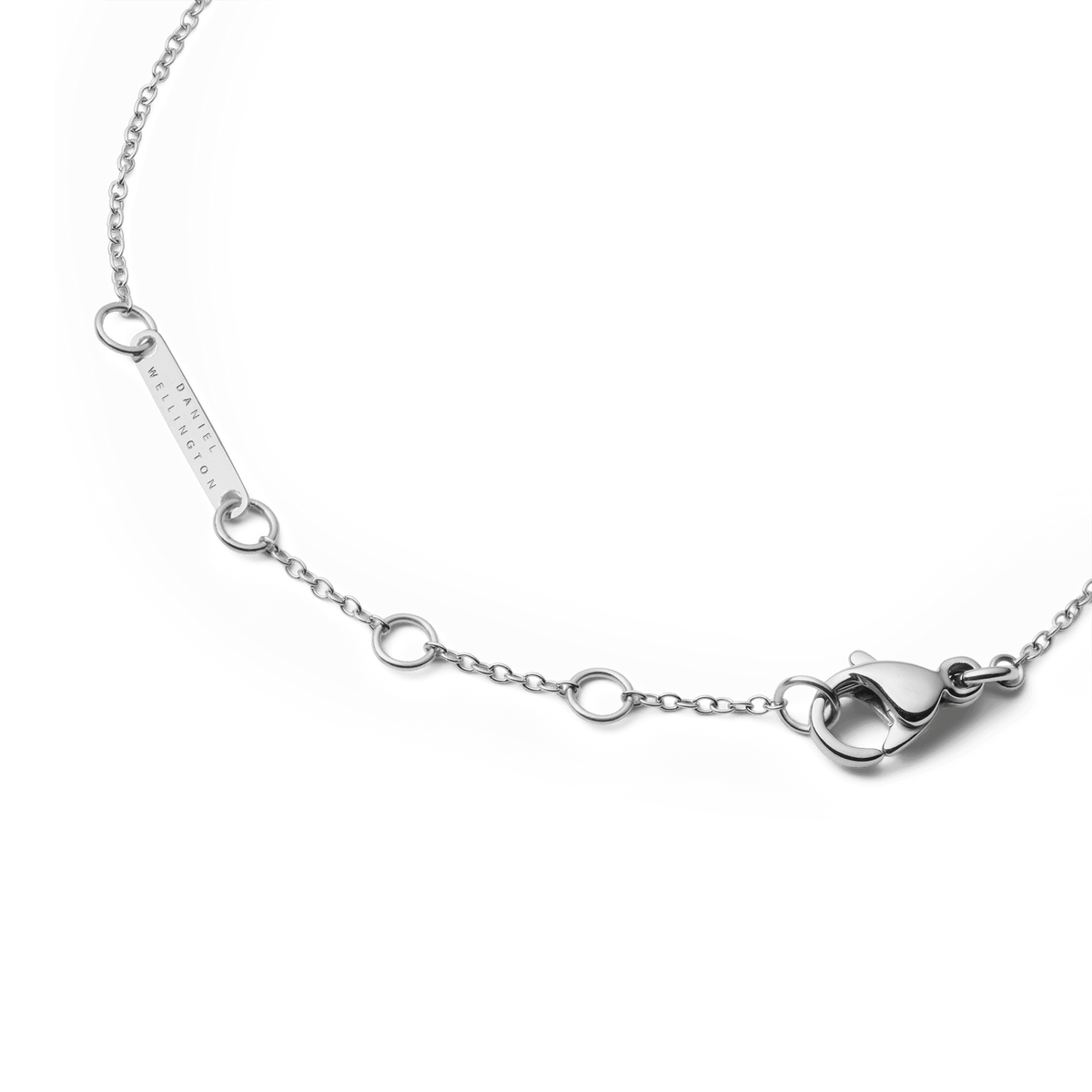 Adjustable silver bracelet chain with secure lobster clasp and Daniel Wellington tag, designed for a comfortable, elegant fit.