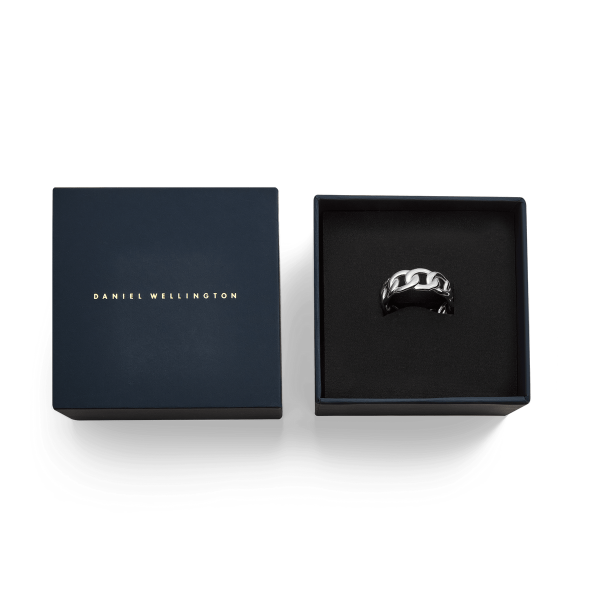 Chunky Chain Ring Silver with bold, polished links presented in a signature Daniel Wellington gift box, highlighting its elegant and modern design.