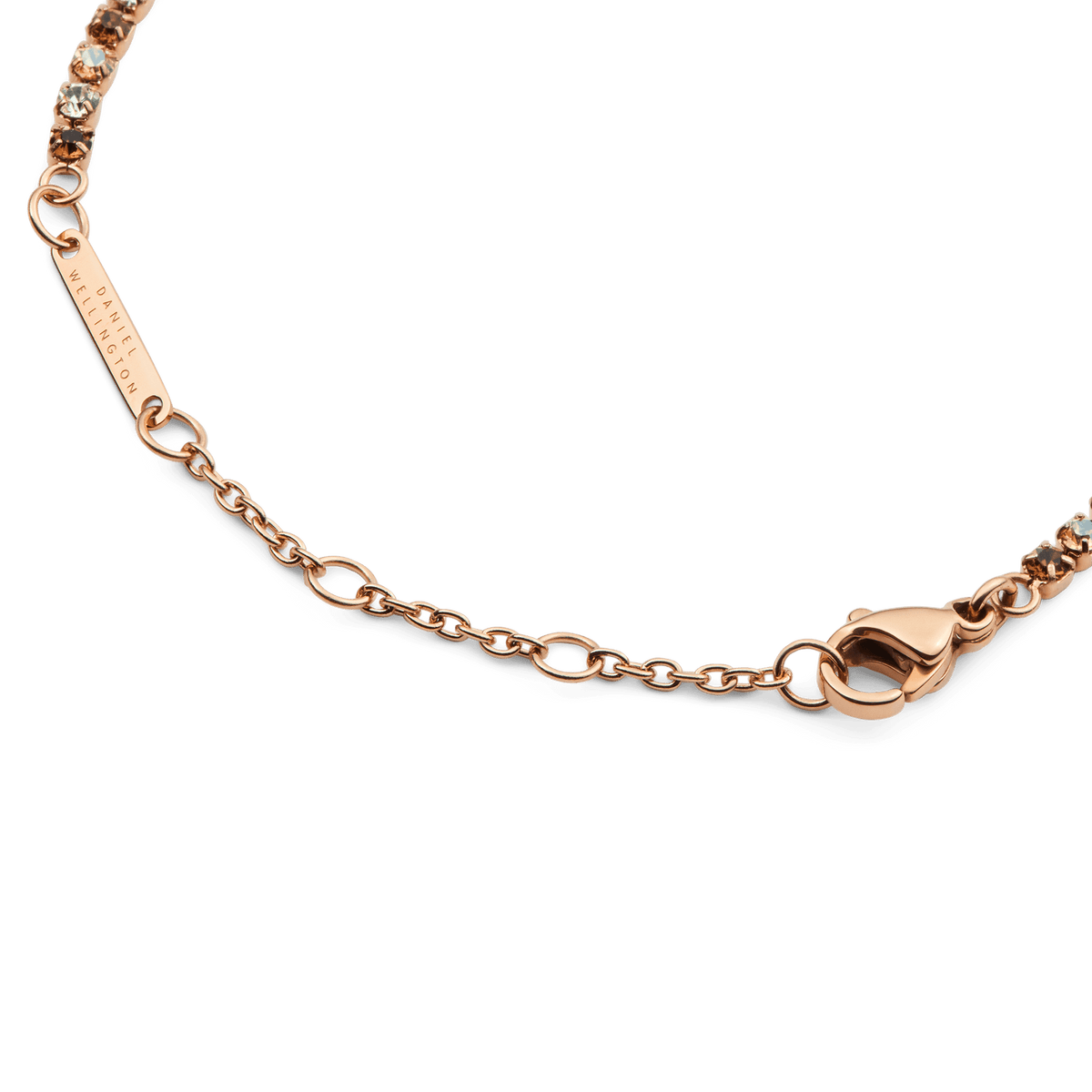 Detail of the Classic Tennis Bracelet Honey Combo Rose Gold, showing the adjustable rose gold chain, secure lobster clasp, and Daniel Wellington engraved tag.