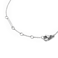 Adjustable silver bracelet chain with secure lobster clasp and Daniel Wellington tag, designed for a comfortable, elegant fit.