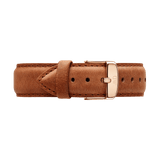 Light brown Durham Strap Rose Gold crafted from genuine leather, featuring a smooth vintage finish, detailed stitching, and a polished rose gold buckle engraved with the Daniel Wellington logo.