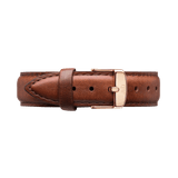Rich light brown leather watch strap with detailed stitching, featuring a polished rose gold buckle engraved with the Daniel Wellington logo. The supple leather and refined finish offer a classic yet contemporary look, ideal for upgrading your timepiece.