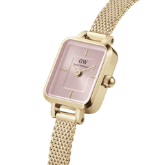 Quadro Mini Evergold Blush women’s watch featuring a rectangular gold case, blush pink sunray dial, minimalist index markers, and an elegant gold mesh strap with a fabric-like texture.