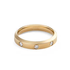 Classic Lumine Ring Gold 4 mm with a sleek gold band, set with three sparkling cubic zirconia stones and finished in polished PVD gold plating for a minimalist, elegant look.