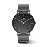 Classic Daniel Wellington men’s watch featuring a brushed onyx black dial, minimalist hour markers, and a distinctive stainless steel piano link strap.