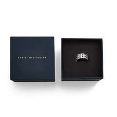 5-Link Ring Silver with a bold link design, presented in an elegant Daniel Wellington gift box.