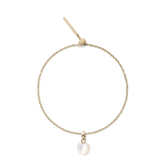 Delicate gold chain bracelet featuring a heart-shaped mother of pearl charm with a luminous finish and a minimalist toggle clasp, offering a refined and elegant accessory for everyday wear.