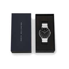 Classic Piano Link Onyx Silver watch with a brushed black dial and silver piano link strap, presented in an elegant Daniel Wellington gift box.