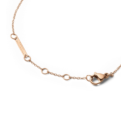 Adjustable rose gold bracelet chain with secure lobster clasp and Daniel Wellington engraved tag, designed for a perfect fit.