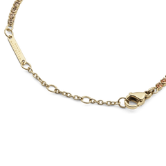 Detail of the Classic Tennis Bracelet Apricot Gold, highlighting the adjustable gold chain, secure lobster clasp, and Daniel Wellington branding next to apricot Preciosa crystals.