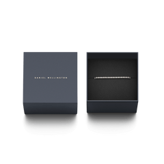 Classic Tennis Necklace Rose Gold presented in an elegant Daniel Wellington gift box, with the necklace’s row of sparkling crystals neatly displayed inside. The luxury packaging highlights its suitability for special occasions and gifting.