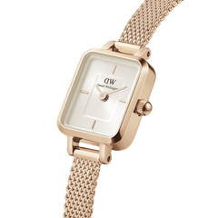 Close-up of the Quadro Mini Melrose Champagne women’s watch, showcasing its rectangular champagne sunray dial and refined rose gold mesh strap with a minimalist design.