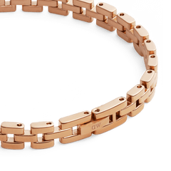 Detail view of the 3-Link Bracelet Rose Gold, showing the engraved DW clasp and the elegant, polished three-link construction.