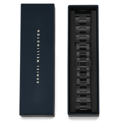 Smartwatch Iconic Link Onyx black stainless steel link strap presented in an elegant navy Daniel Wellington gift box, showcasing its polished and brushed finish.