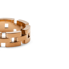 Close-up of the 3-Link Ring Rose Gold, highlighting its polished rose gold finish, distinctive open-link structure, and smooth 316L stainless steel craftsmanship.