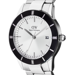 Close-up of the Iconic Paradigma Link Black Bezel men’s watch, highlighting the satin matte black aluminium bezel, minimalist silver dial, and polished stainless steel bracelet.