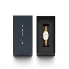 Quadro Pressed Evergold gold mesh women’s watch in navy Daniel Wellington gift box, elegant and ready for gifting.