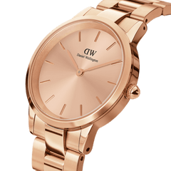 Close-up of Daniel Wellington Iconic Link Unitone Rose Gold women’s watch with minimalist sunray dial and polished bracelet.
